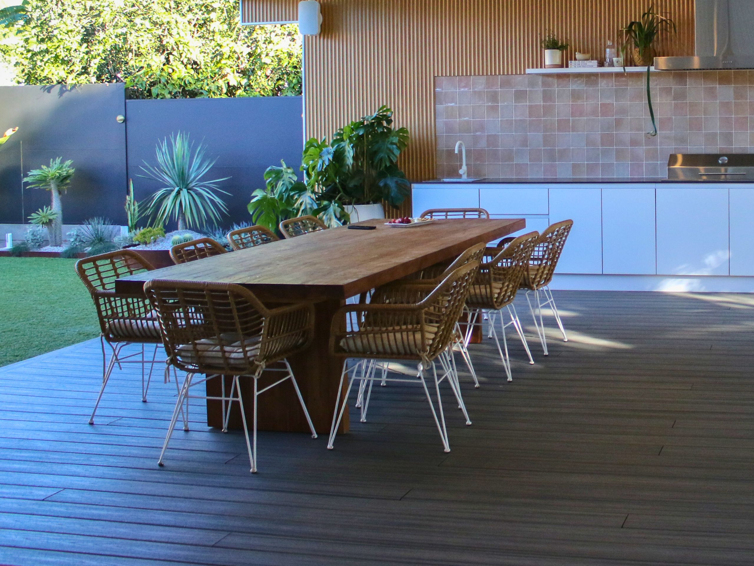 A sleek boundary wall shields your outdoor kitchen from neighbours 