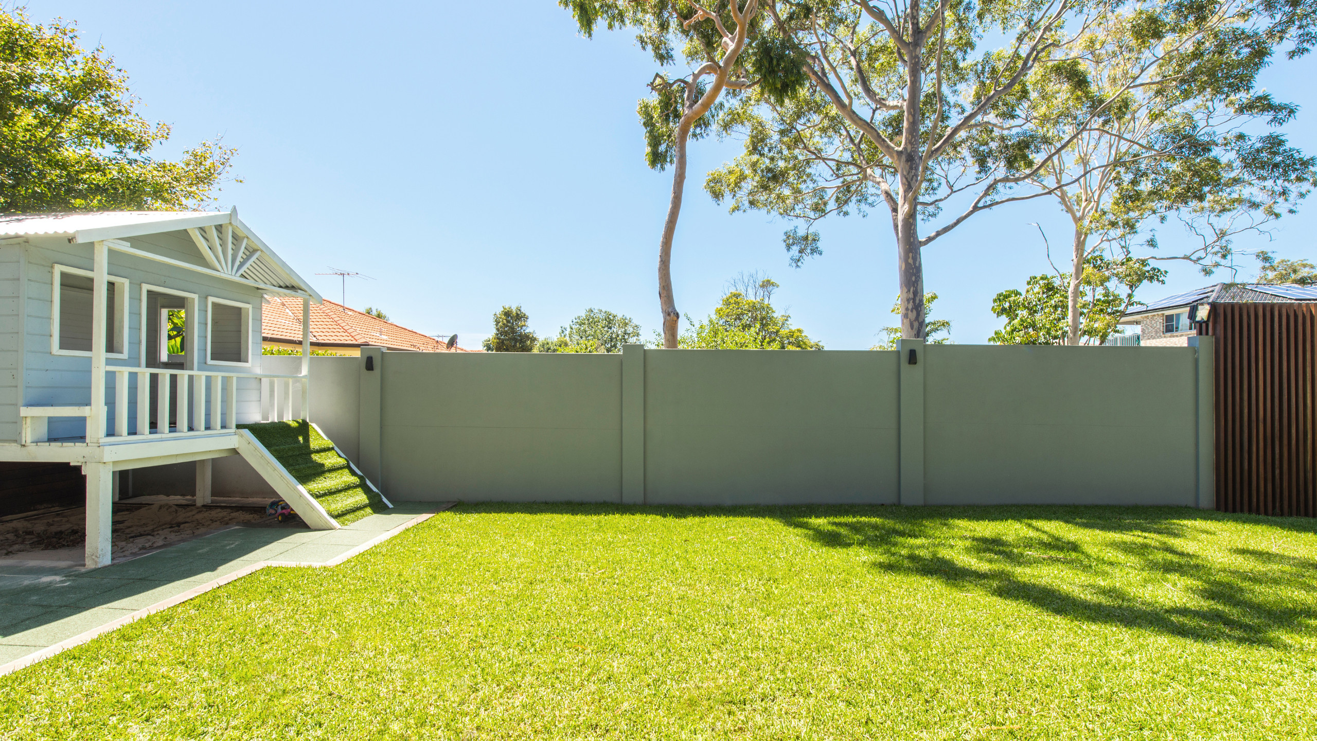 Acoustic dividing fence for duplex development boosts property value and privacy