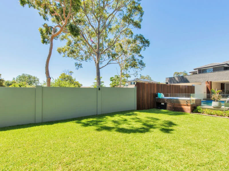 Acoustic dividing fence for duplex development boosts property value and privacy