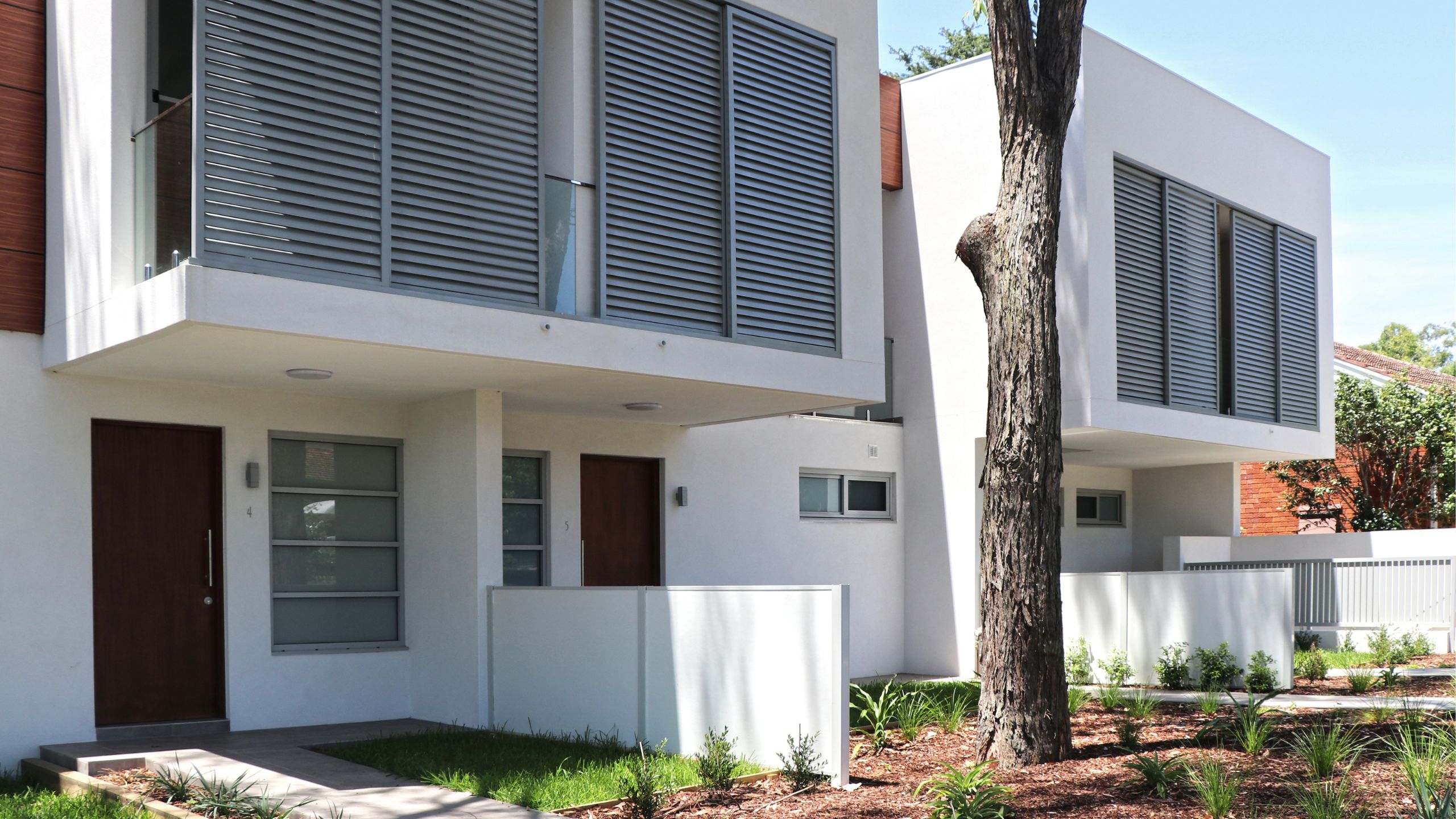 SlimWall with aluminium posts for Duplex front yards