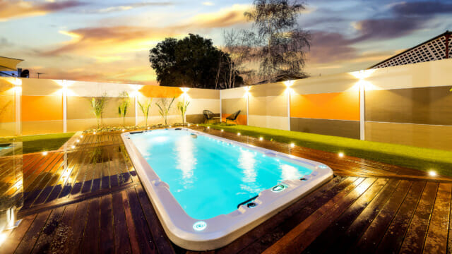 Modern pool fence achieves a striking pool area design - SlimWall