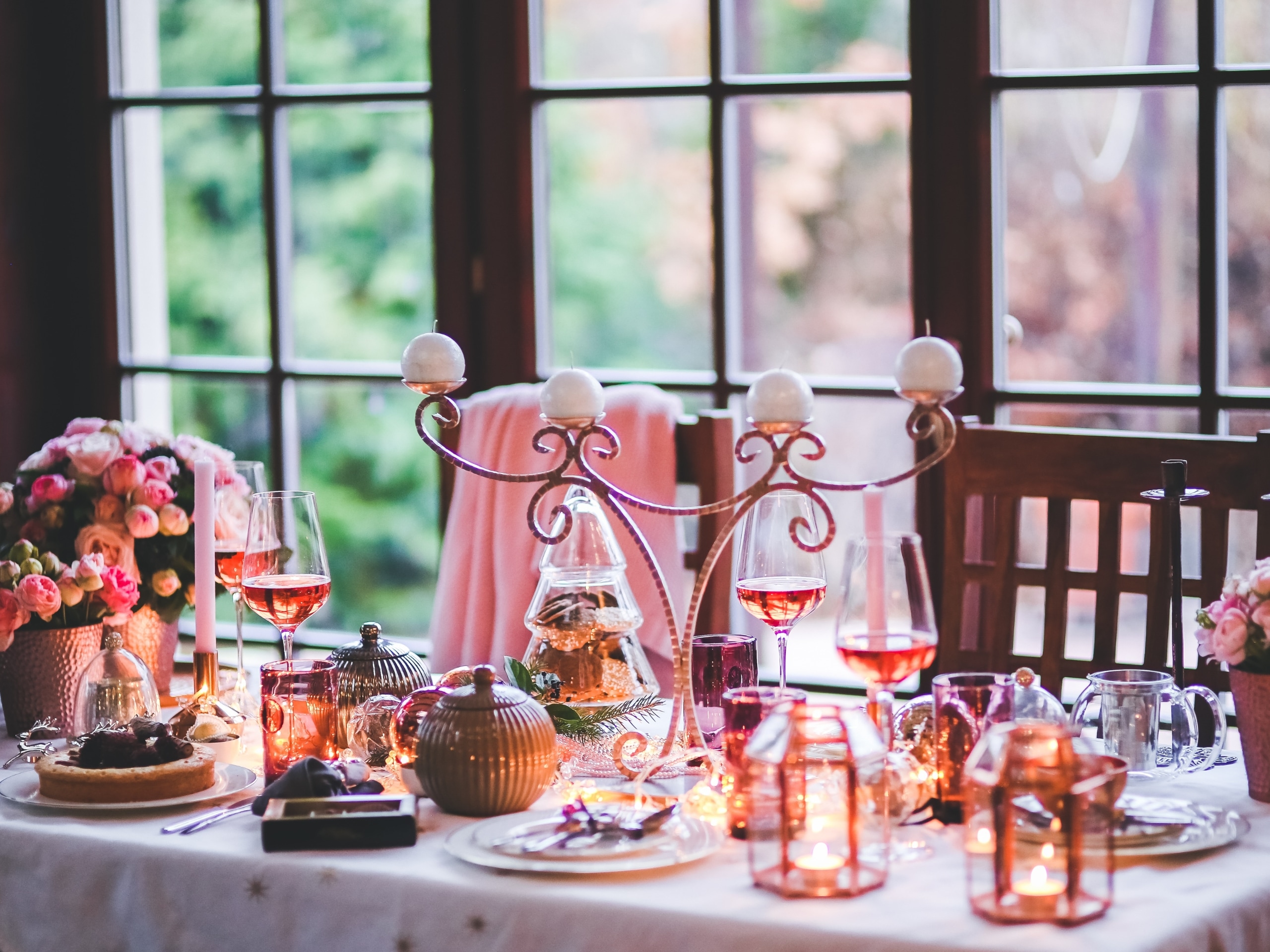 Christmas table setting feature