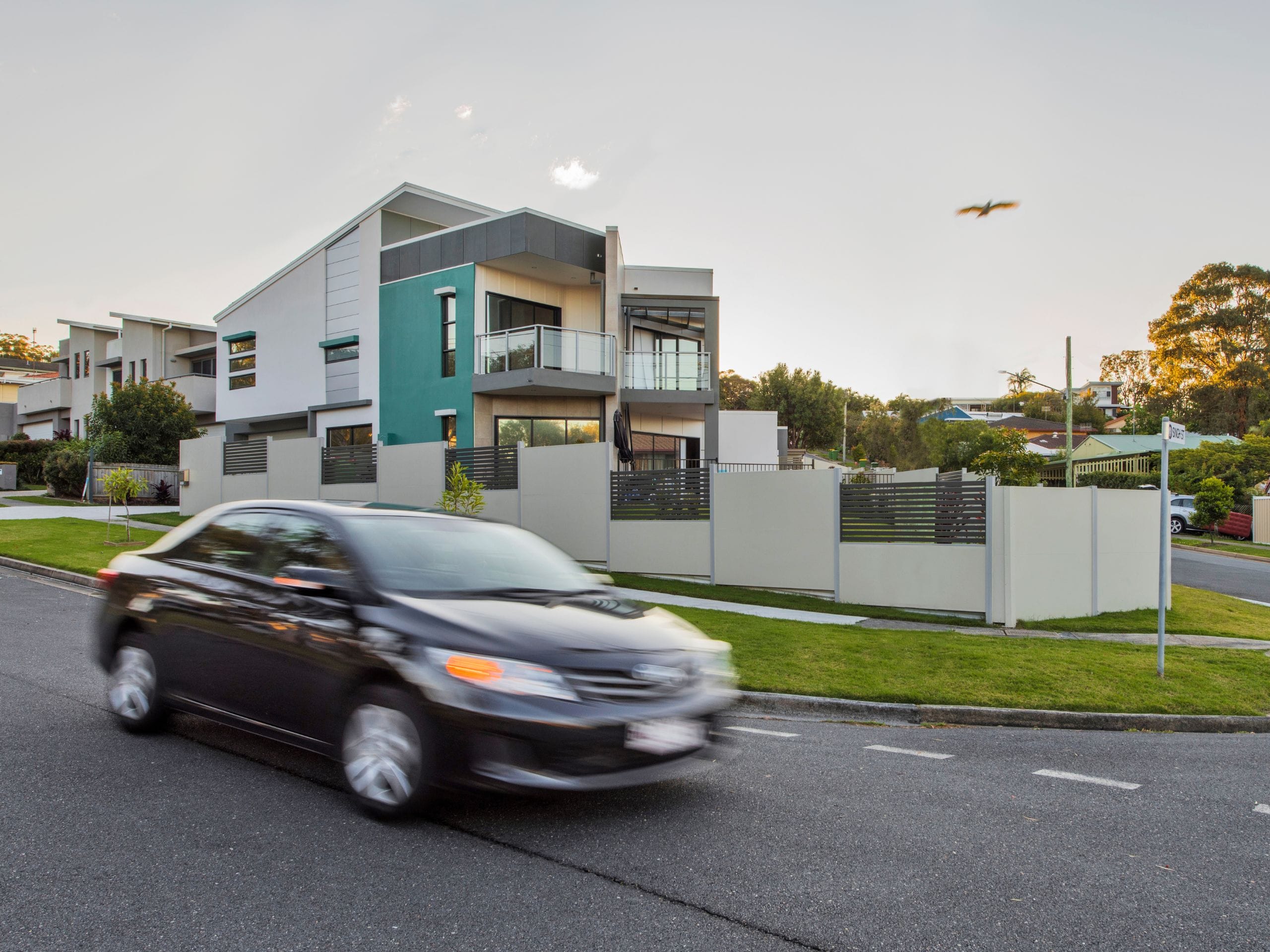 ModularWalls acoustic fence panels combine noise reduction, modern design and privacy in one streamlined solution.