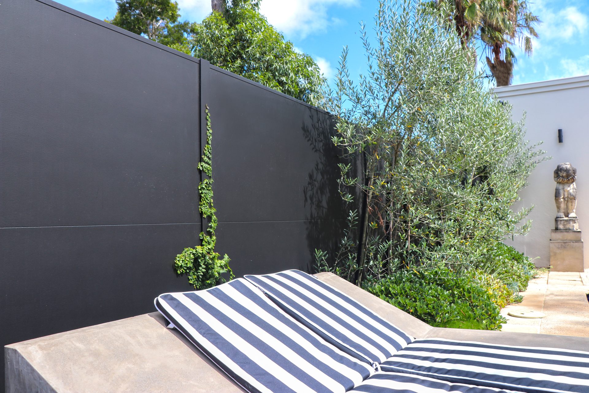 SlimWall with aluminium posts - The Perfect Privacy Fence