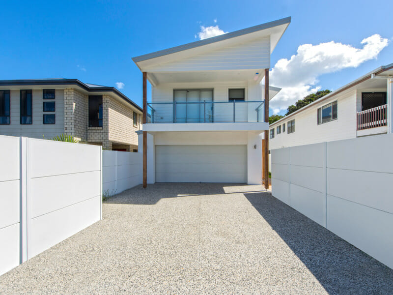 SlimWall fence with expressed join perfectly complements weatherboard cladding | ModularWalls
