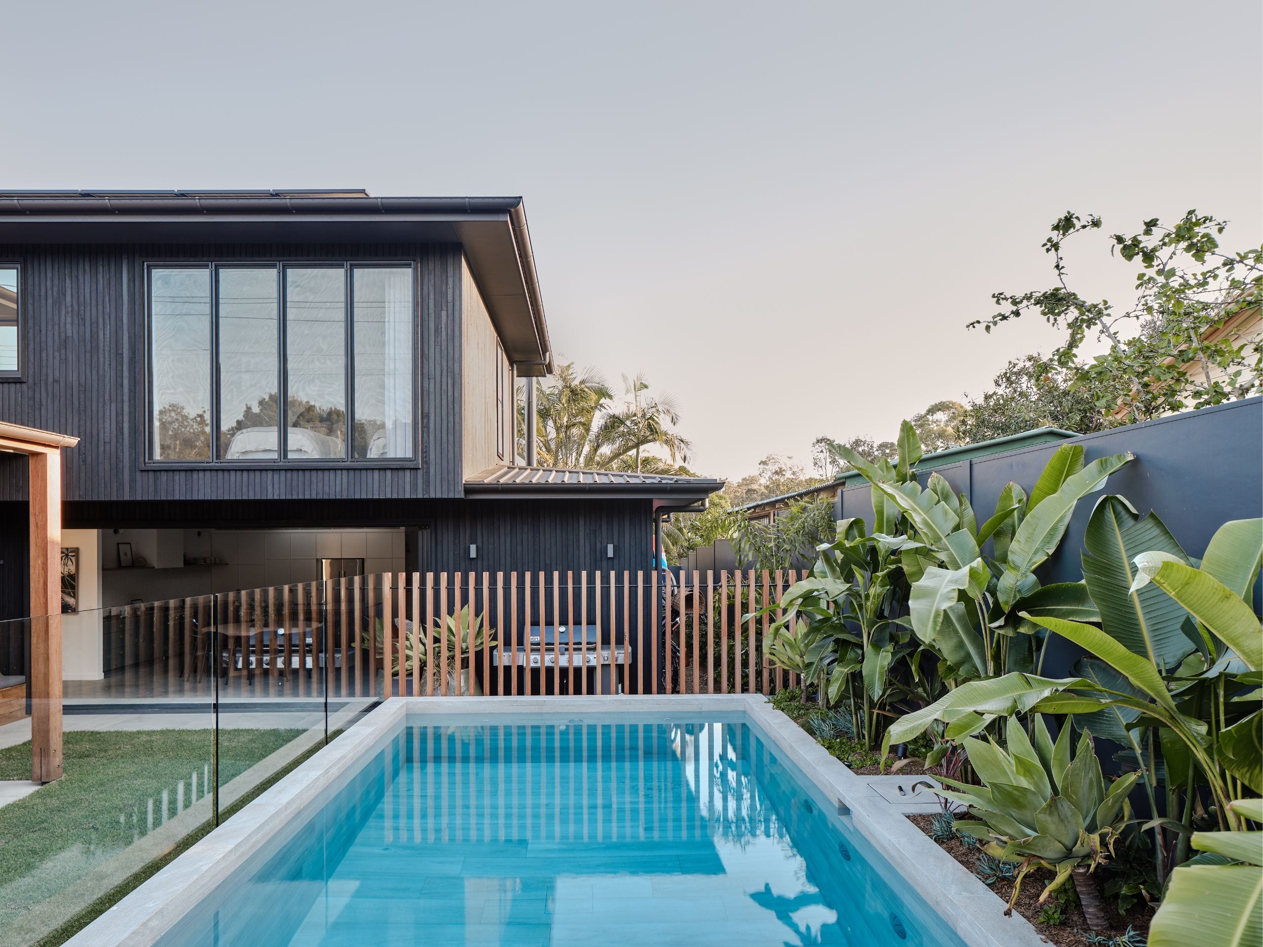 Outdoor feature walls have become an important tool in modern landscape design, helping define spaces, create focal points and reflect your unique design aesthetic.