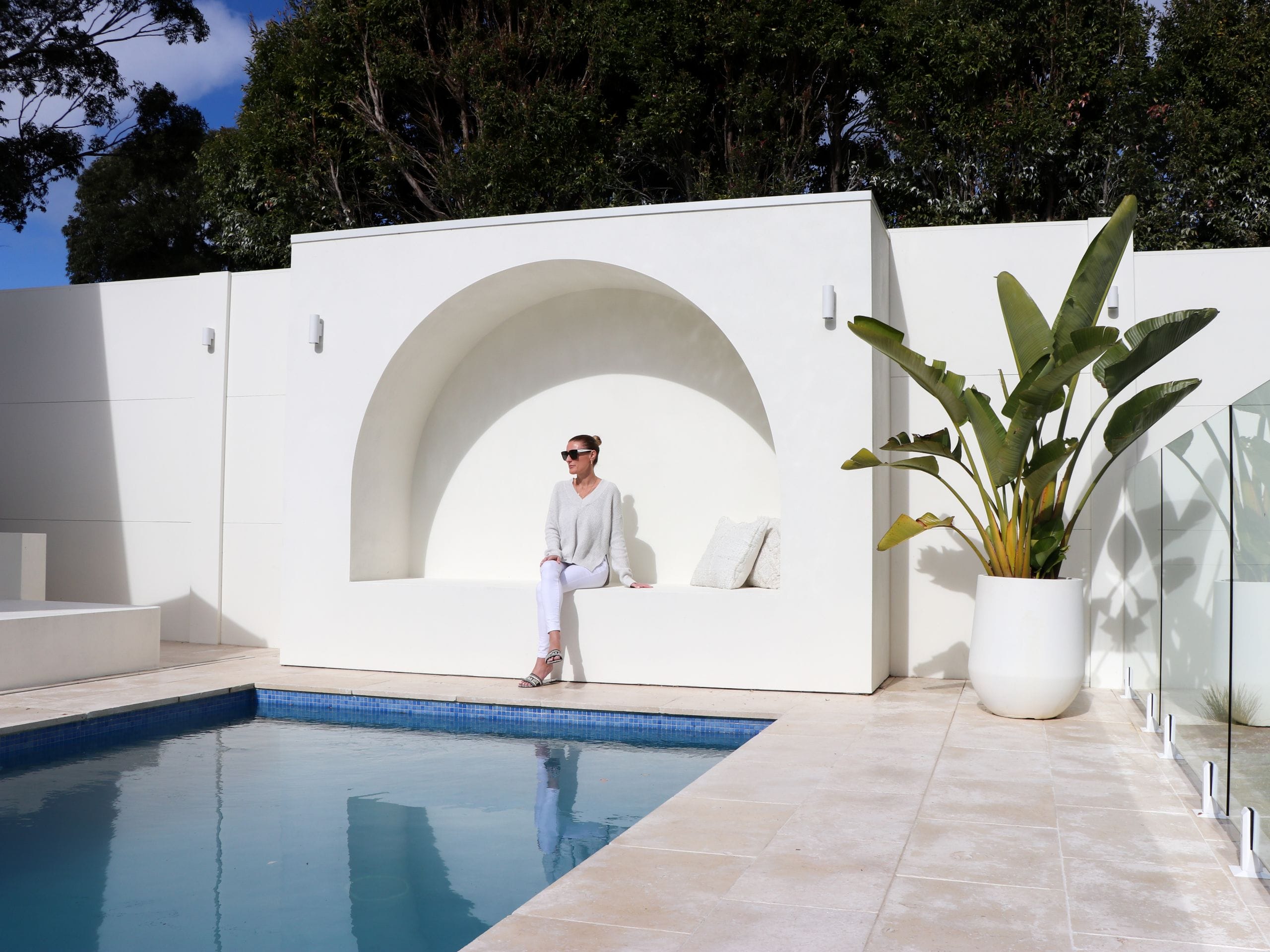 Arches and curves are a popular outdoor feature wall idea