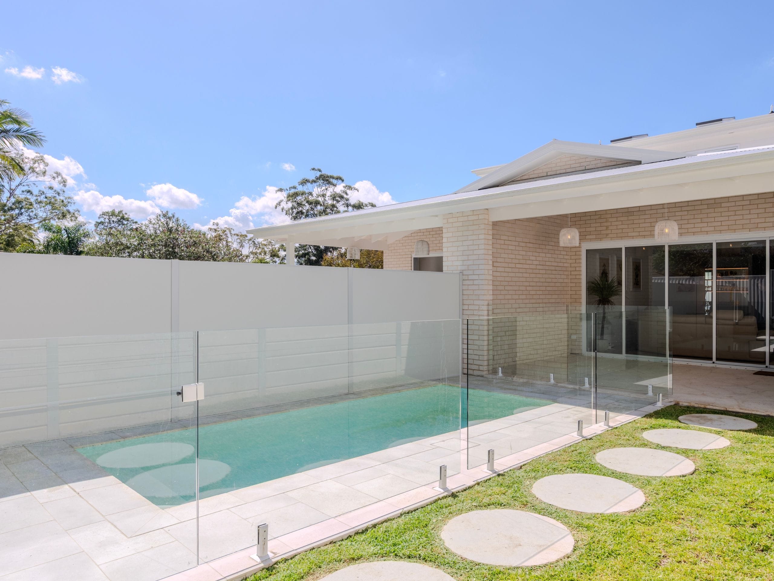Stepping stones introduce both structure and personality to pool landscaping. They can guide people through the garden, connect outdoor zones and help protect lawn or planting from foot traffic.