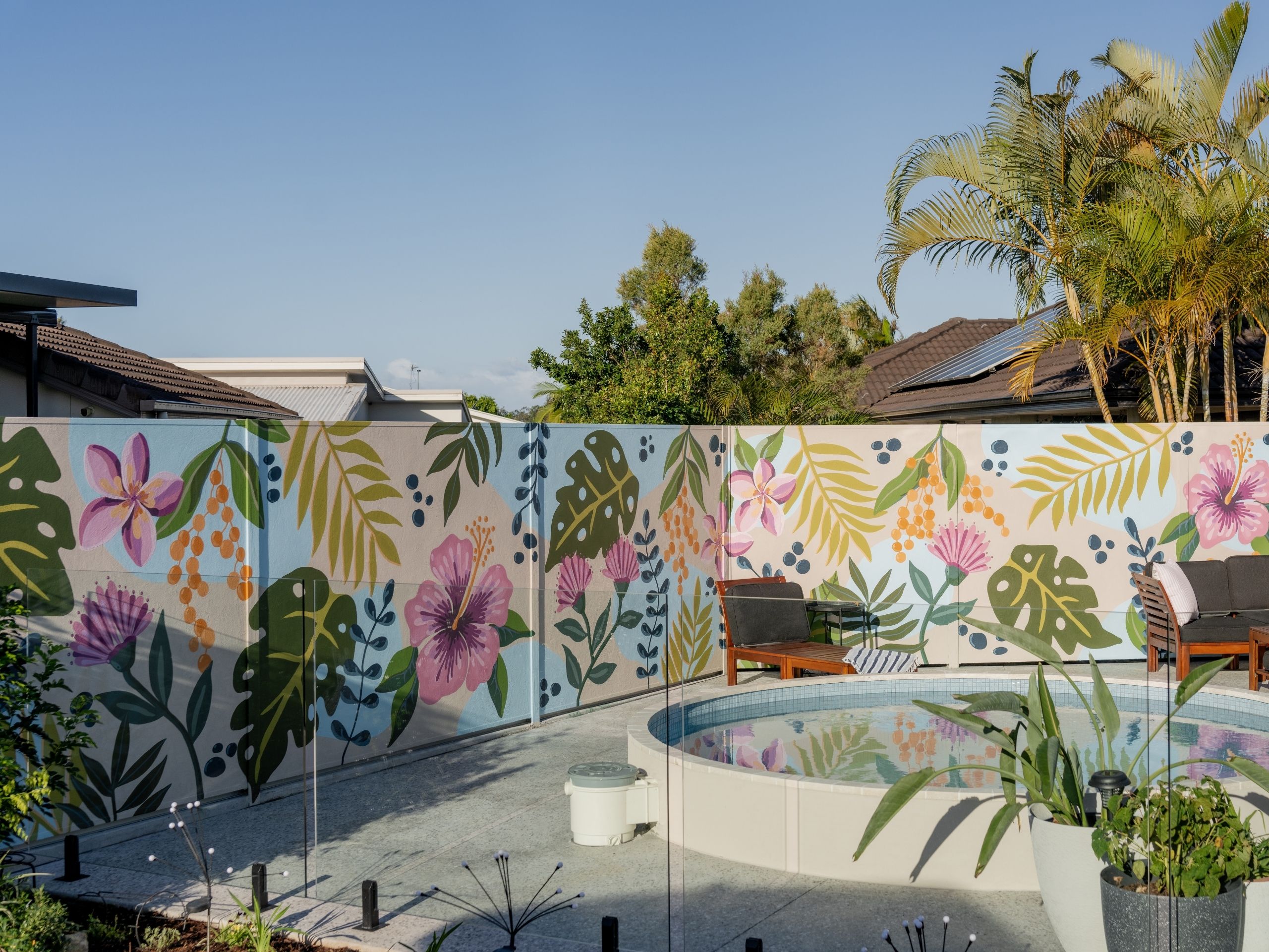 Brendan and Nichole chose SlimWall® Aluminium to create a private poolside retreat, then personalised the wall with a colourful mural inspired by their travels.