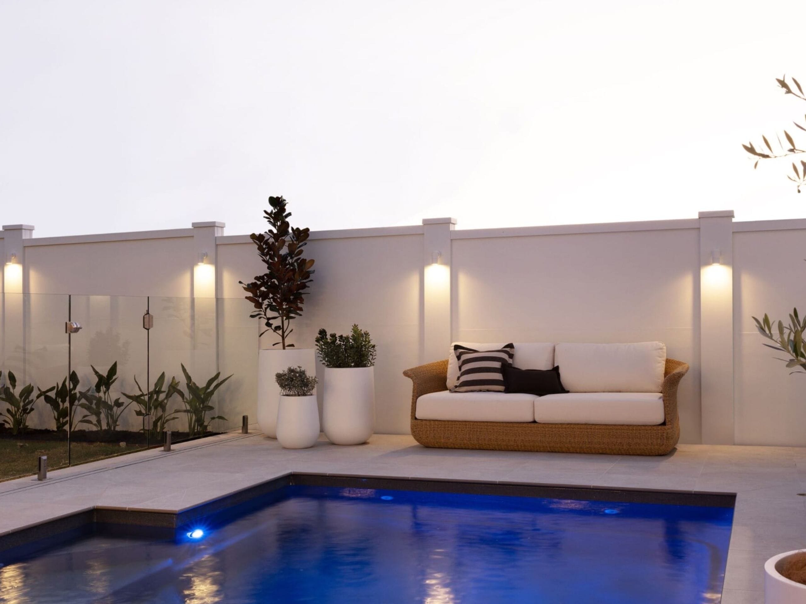 Creating a modern fence design on a DIY basis is possible with ModularWalls 