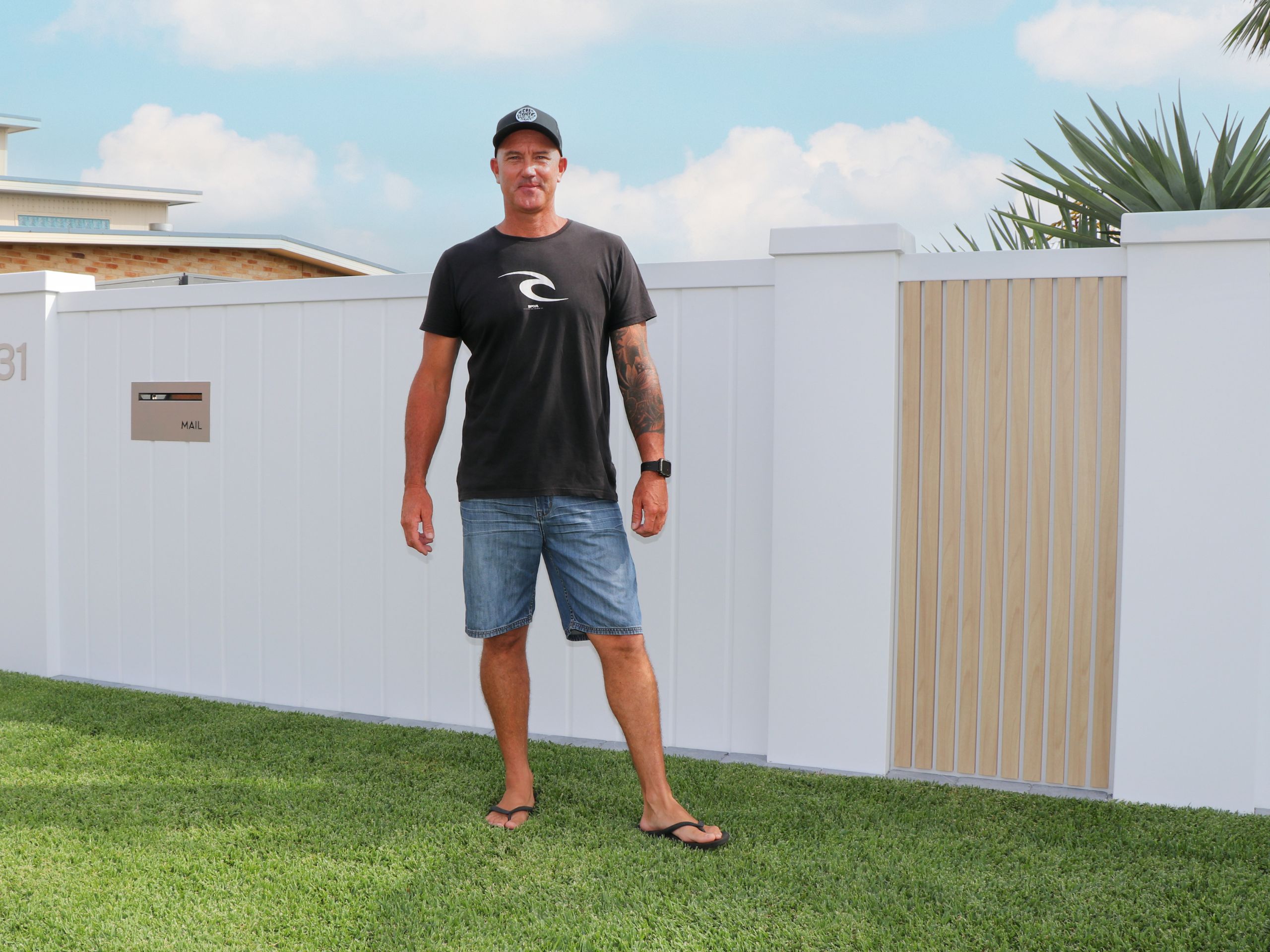 The customised EstateWall front wall provides the beachy landscaping aesthetic homeowner Blake wanted