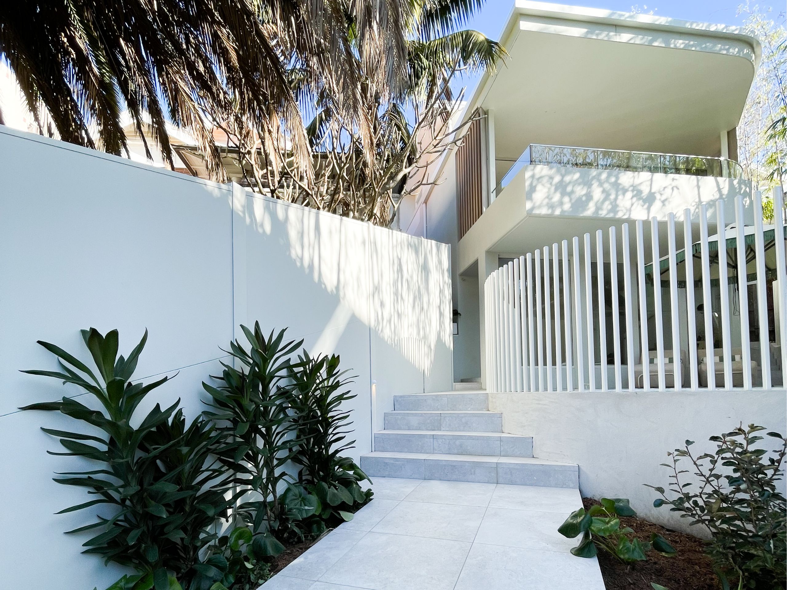 A contemporary retaining wall transforms Darren Palmer's Bondi block