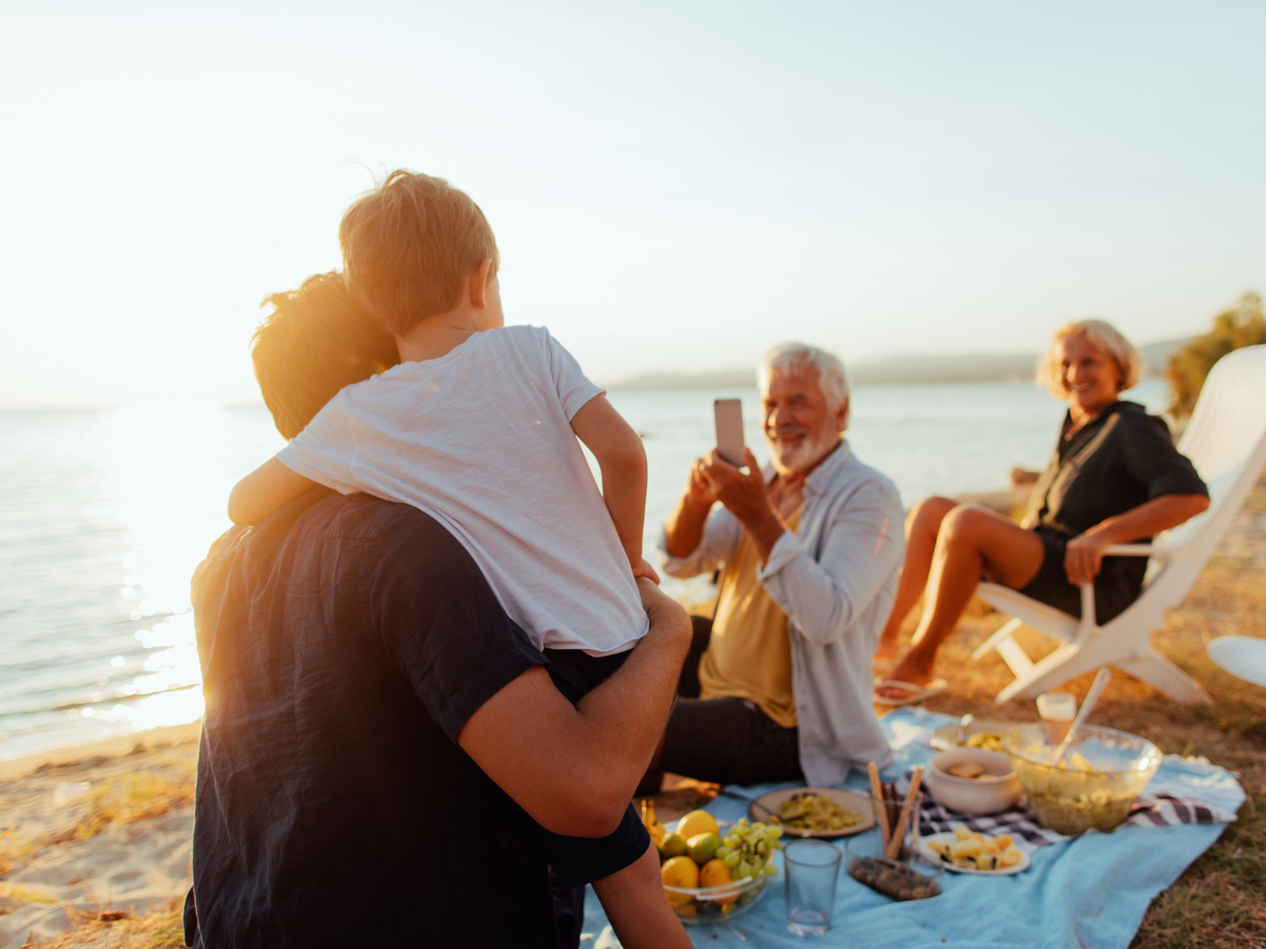 A picnic set is a great gift for outdoorsy Dads