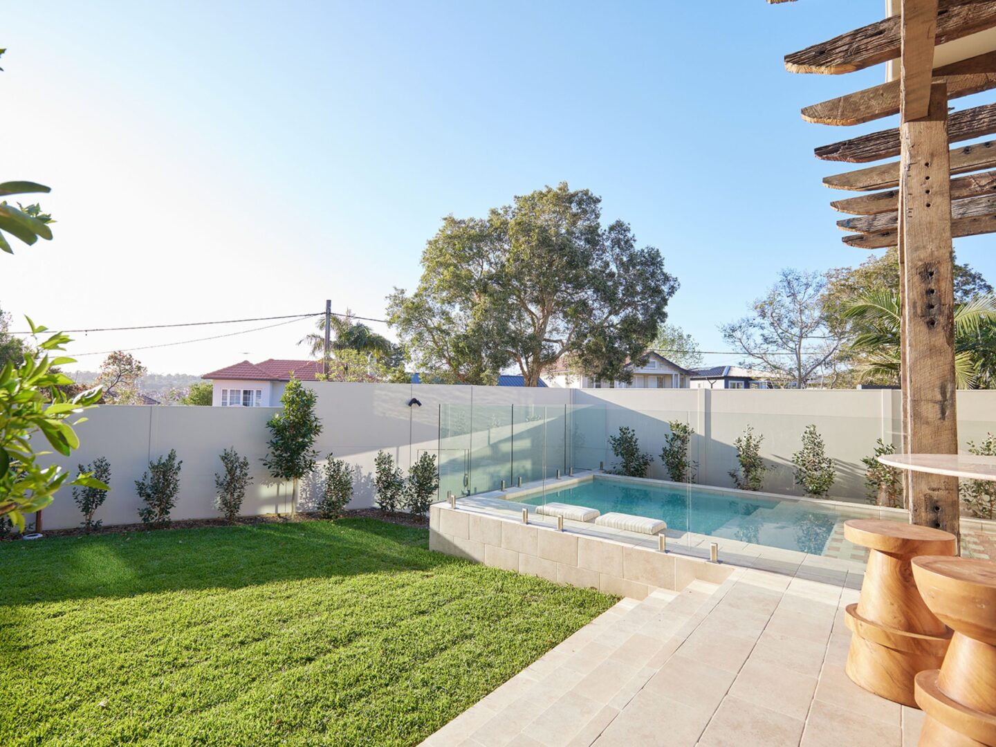 Create a casual, California bungalow backyard with the help of ModularWalls