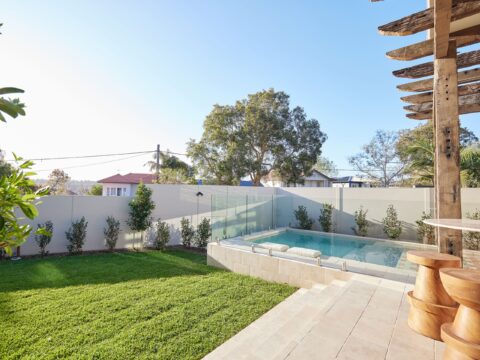Create a casual, California bungalow backyard with the help of ModularWalls