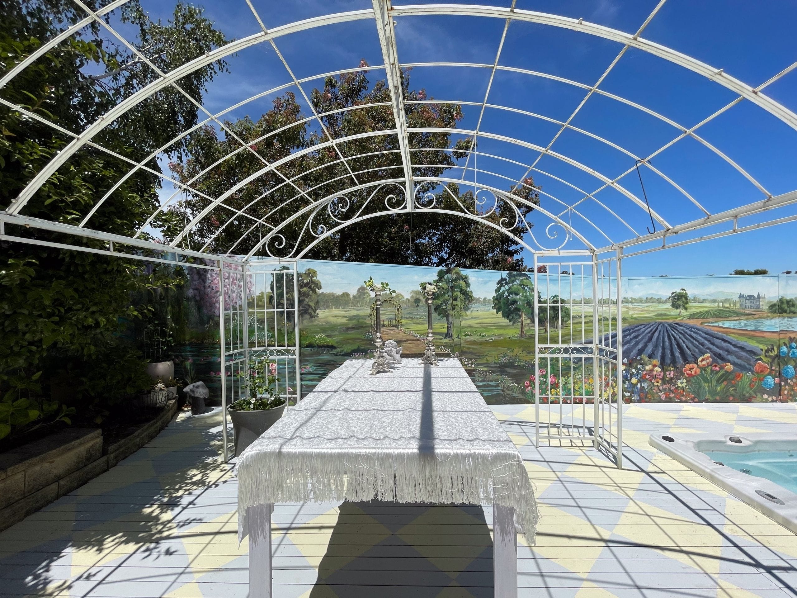 The design also featured a checkerboard patio to enhance the area’s lightness and sense of space.