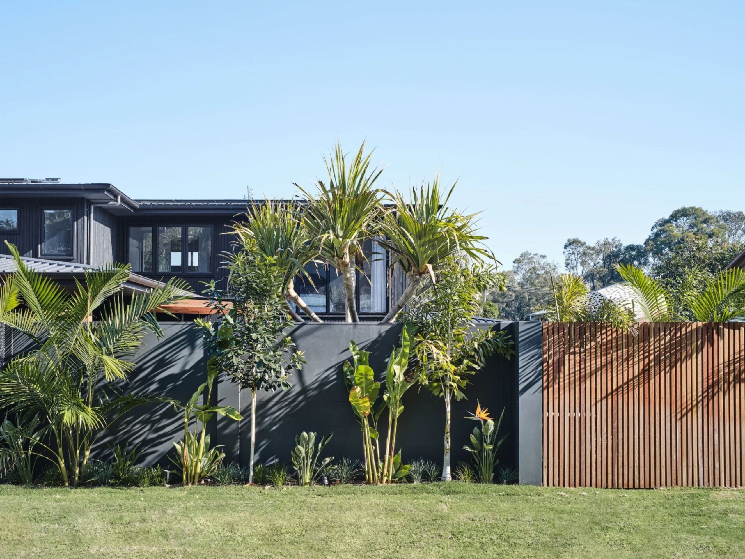 Front yard fence ideas for functional, feature-worthy spaces