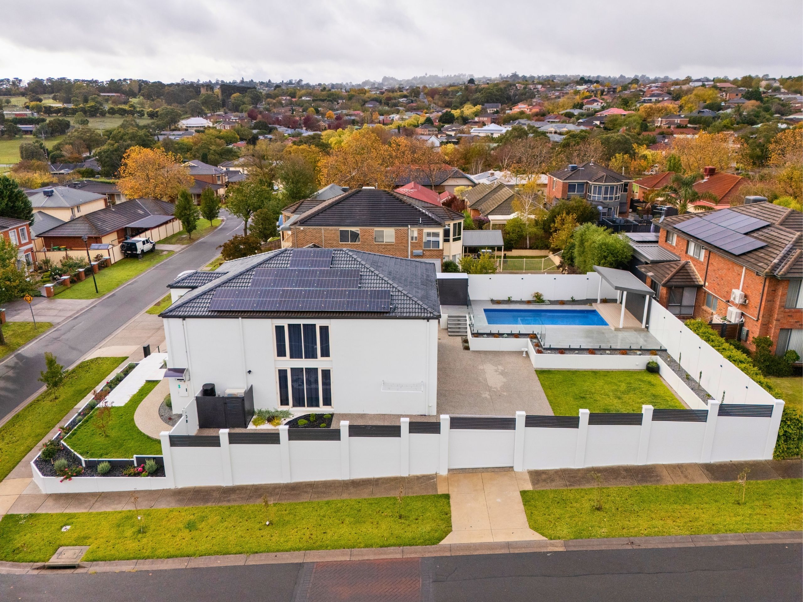 Originally considering a traditional concrete retaining wall, the customer was guided toward a ModularWalls solution to achieve a more high-end, architectural finish that better complemented the stately home.