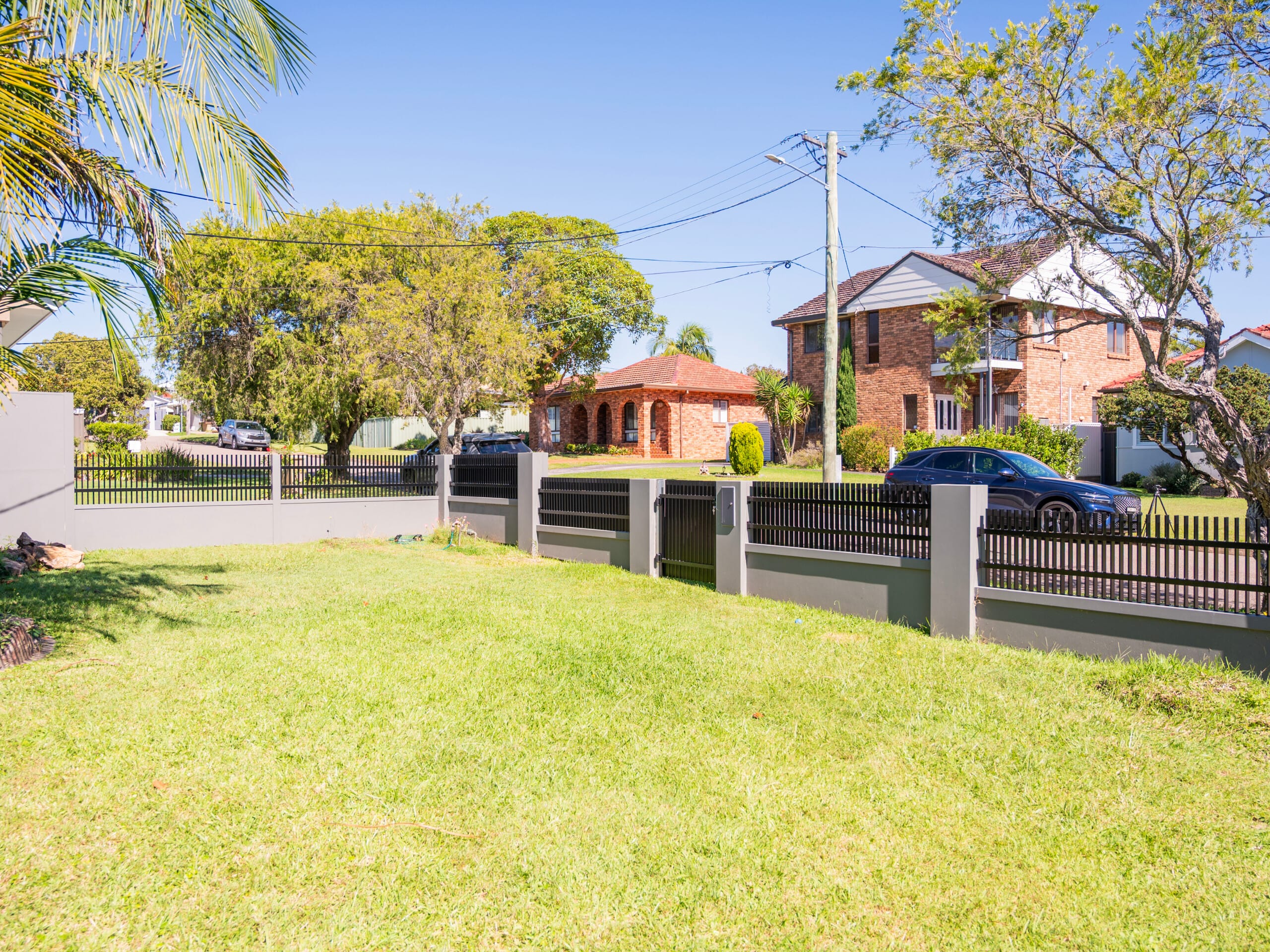 For families with young children, creating safe outdoor areas is often a major priority. The enclosed space now provides a comfortable outdoor environment where the family can enjoy quality time together with greater peace of mind. 