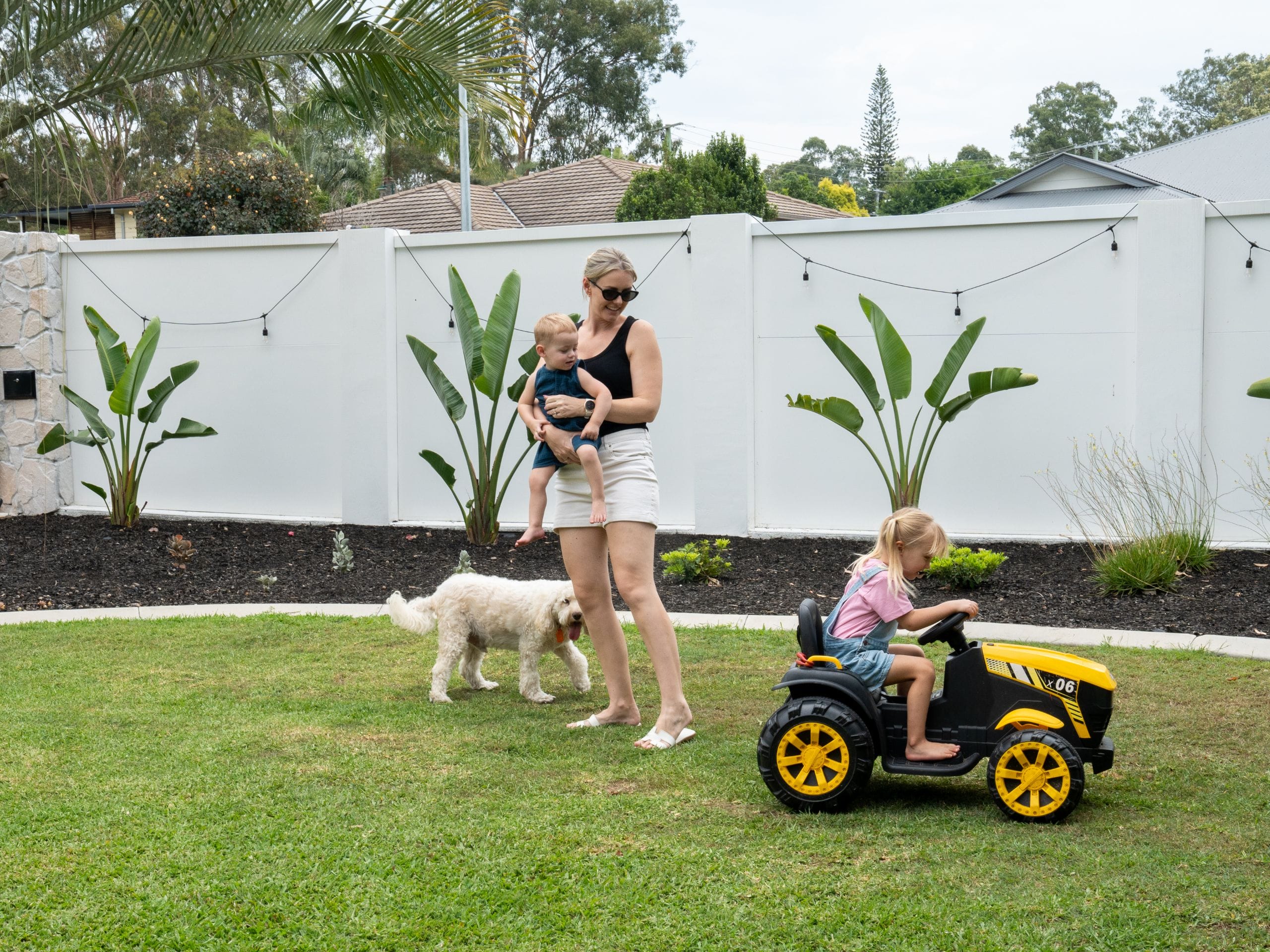 Homeowner and seasoned DIY-er Amanda wanted a safer, more private space where their children could play while also reducing traffic noise from the nearby road. By choosing a DIY ModularWalls front fence, they completed the project cost-effectively while experiencing immediate improvements in privacy and acoustic performance.