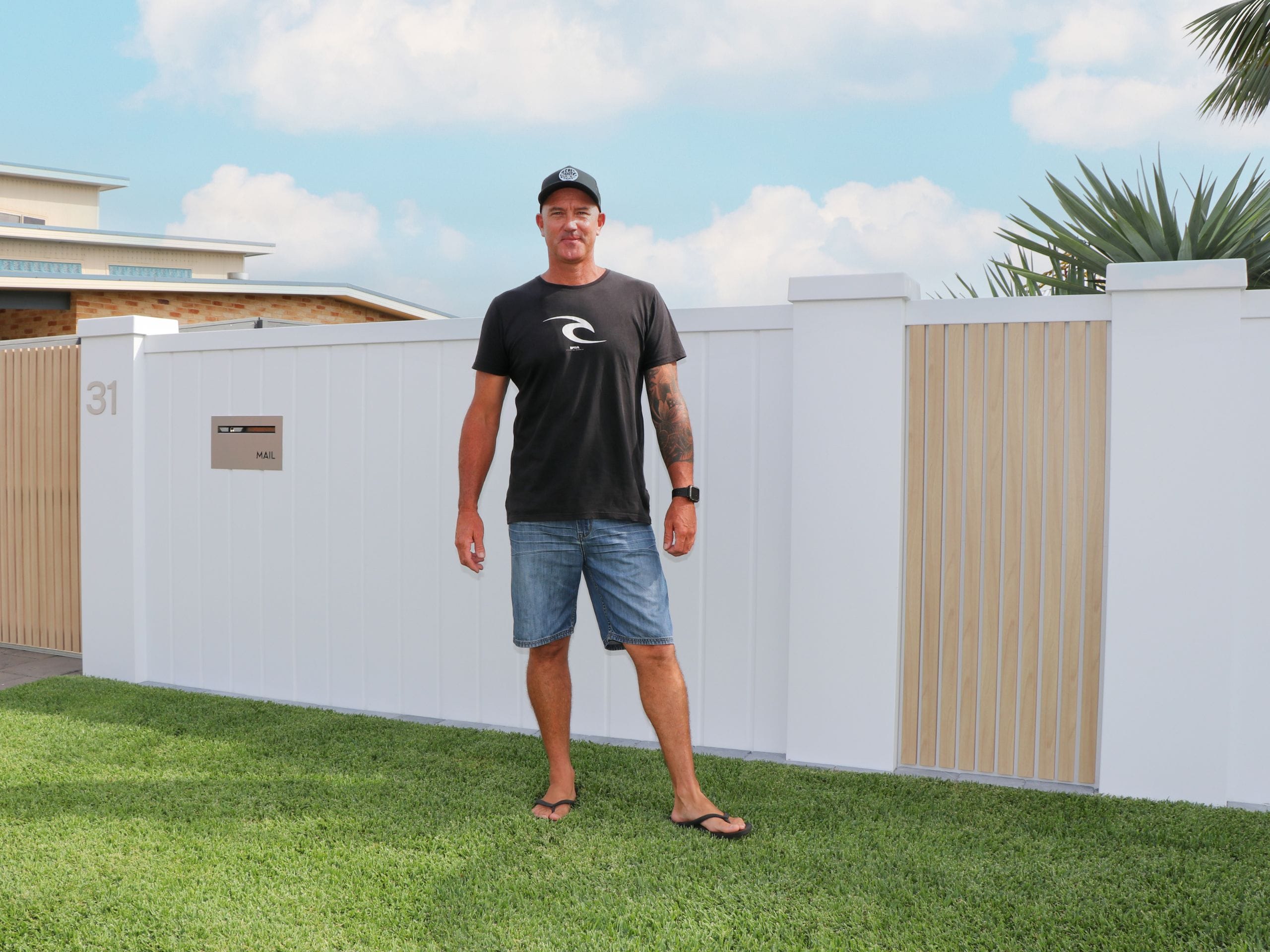 Homeowner and seasoned DIY-er Amanda wanted a safer, more private space where their children could play while also reducing traffic noise from the nearby road. By choosing a DIY ModularWalls front fence, they completed the project cost-effectively while experiencing immediate improvements in privacy and acoustic performance.