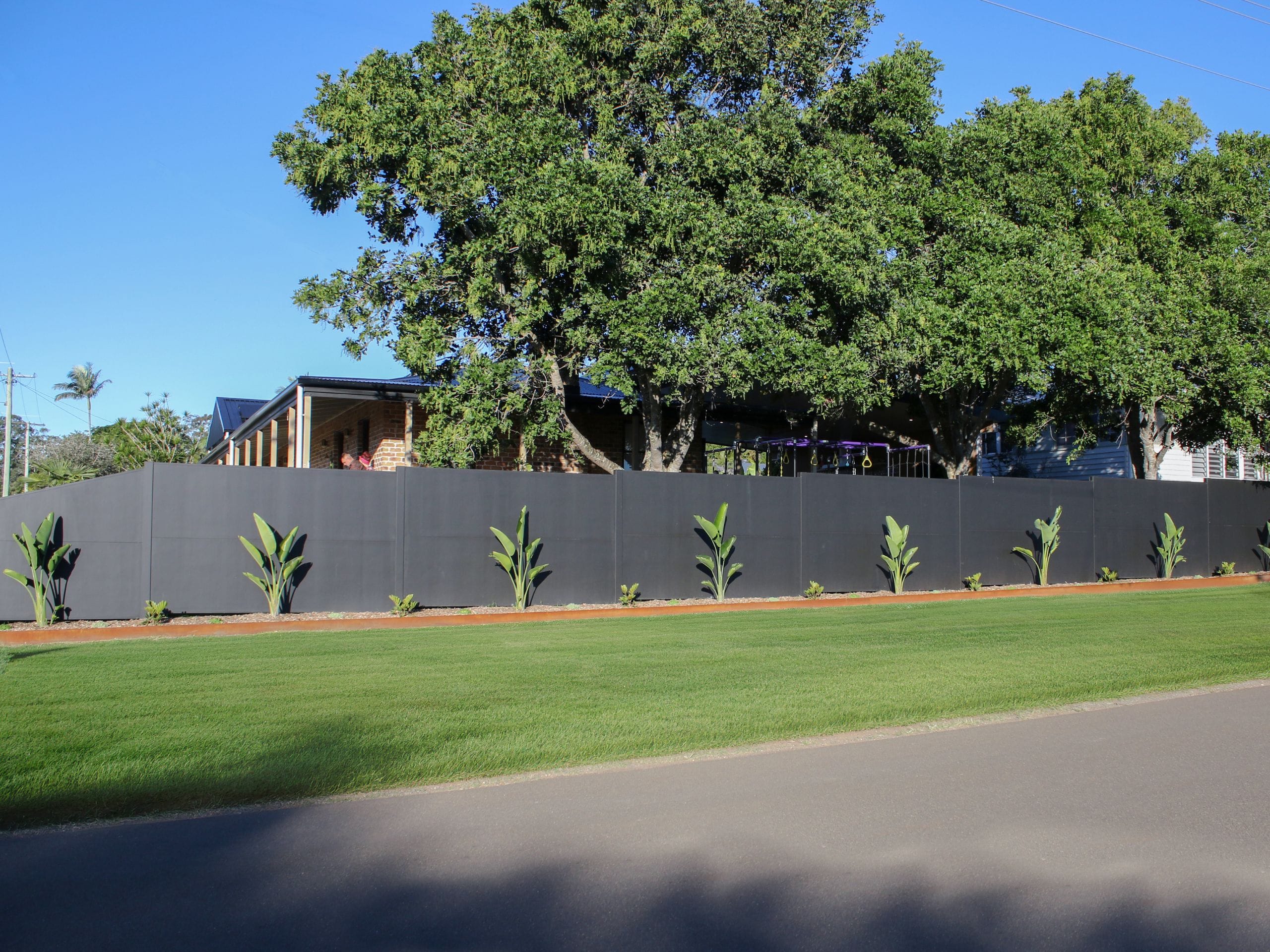 Discover DIY front fence ideas from real Australian homeowners, featuring modern designs, privacy and noise reduction with ModularWalls. 