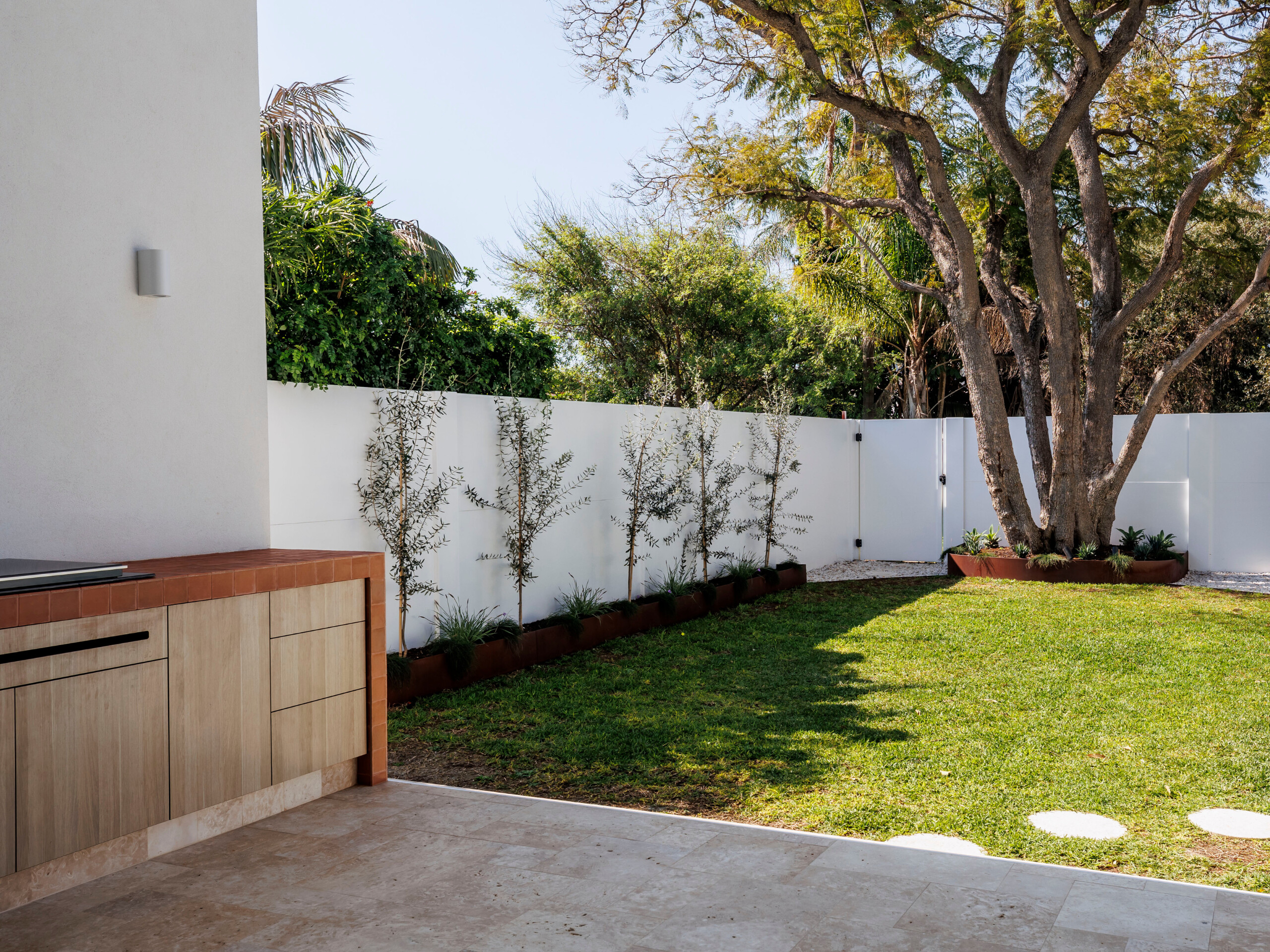 Not all backyard noise is the same. A barking dog next door is different to a pool pump humming throughout the day, and both are different again to low-frequency bass or constant road traffic. The type of sound, where it comes from and even the layout of your property can all influence how effectively a fence reduces it. 