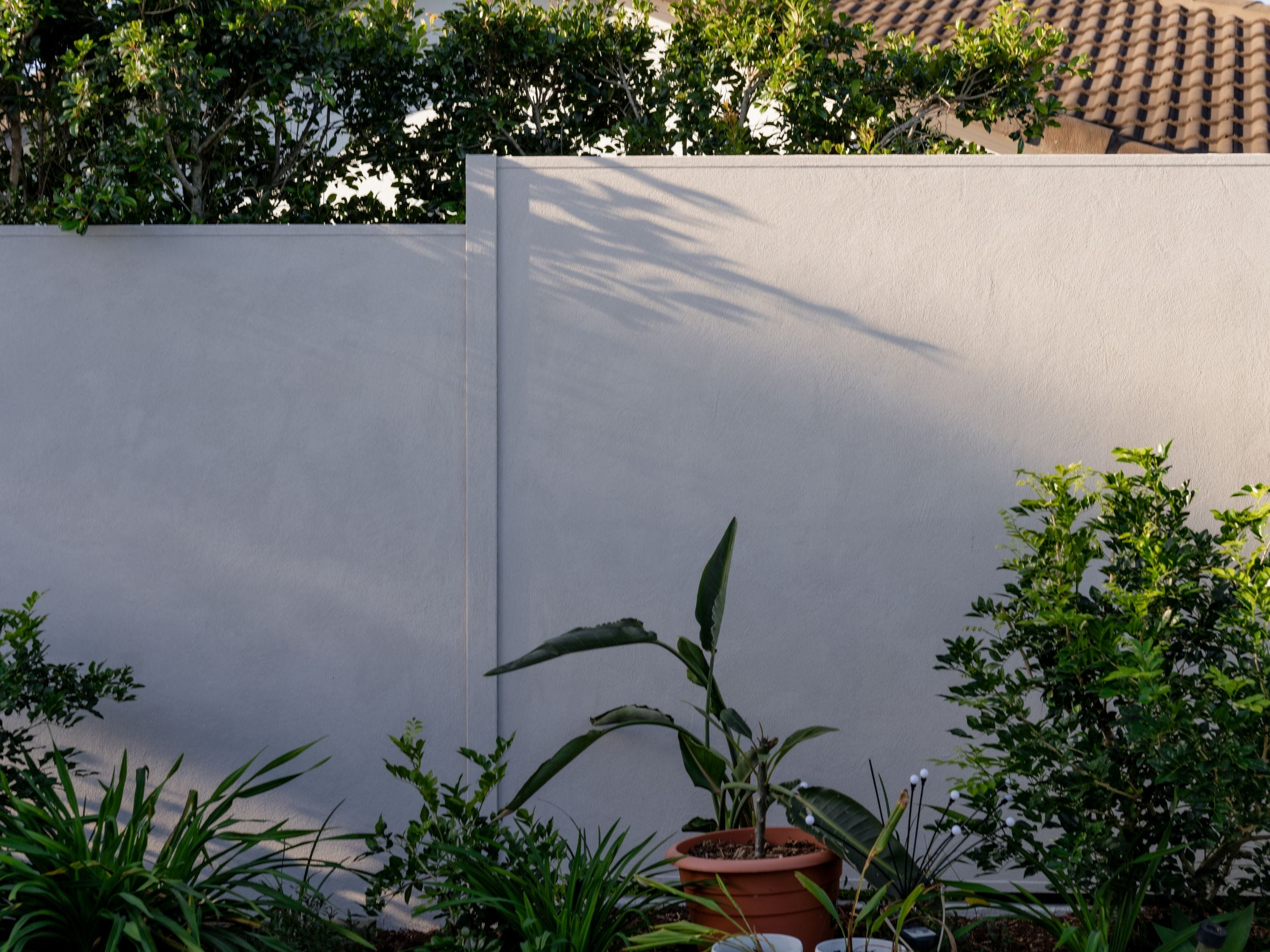  Experienced DIYers may also take inspiration from homeowners who have used exterior jointing techniques to minimise their modular fence panel joins. 