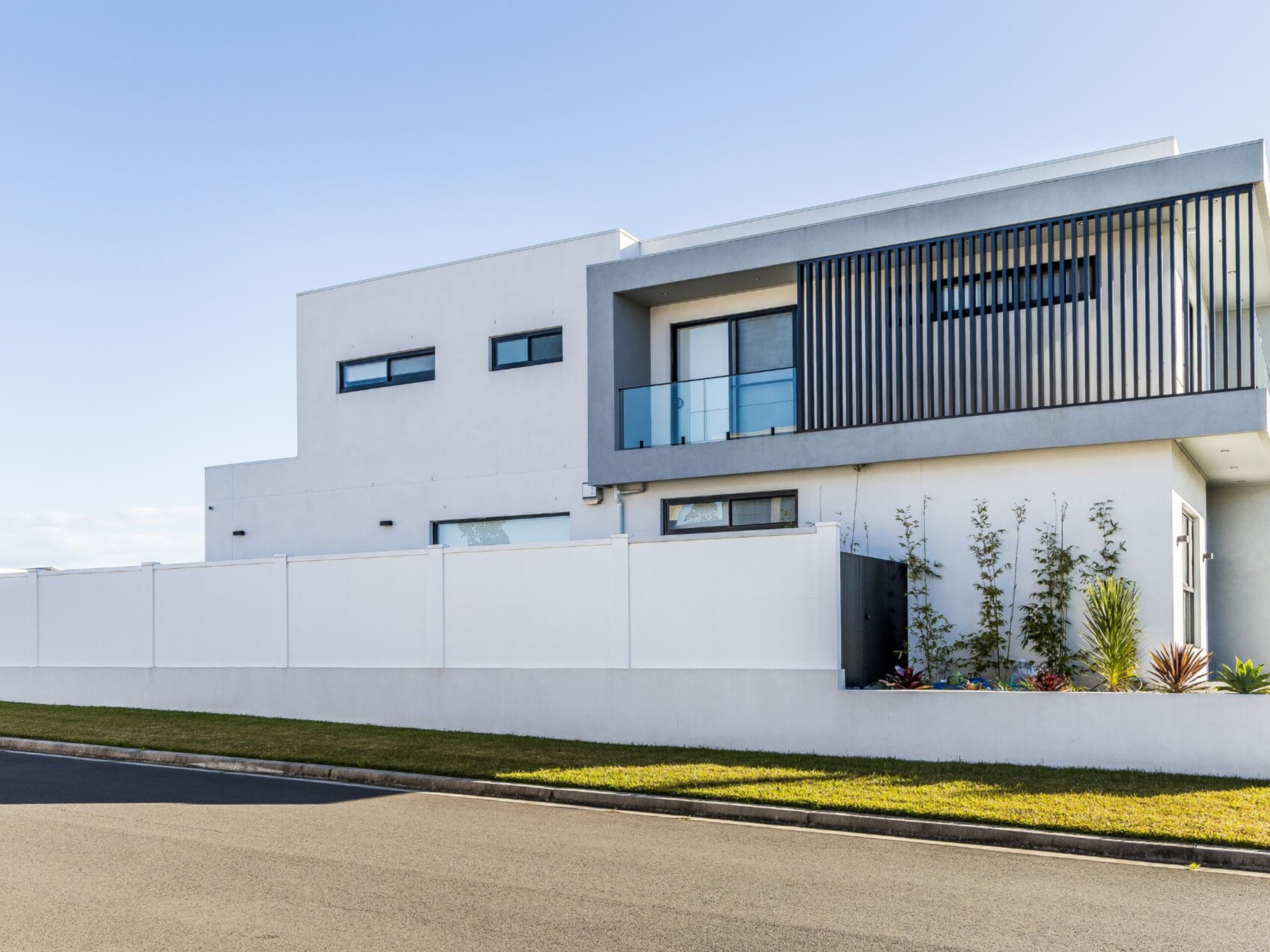 Simply making an unsuitable fence taller may not solve the problem. For effective noise reduction, height, mass and the overall construction of the fence need to work together.