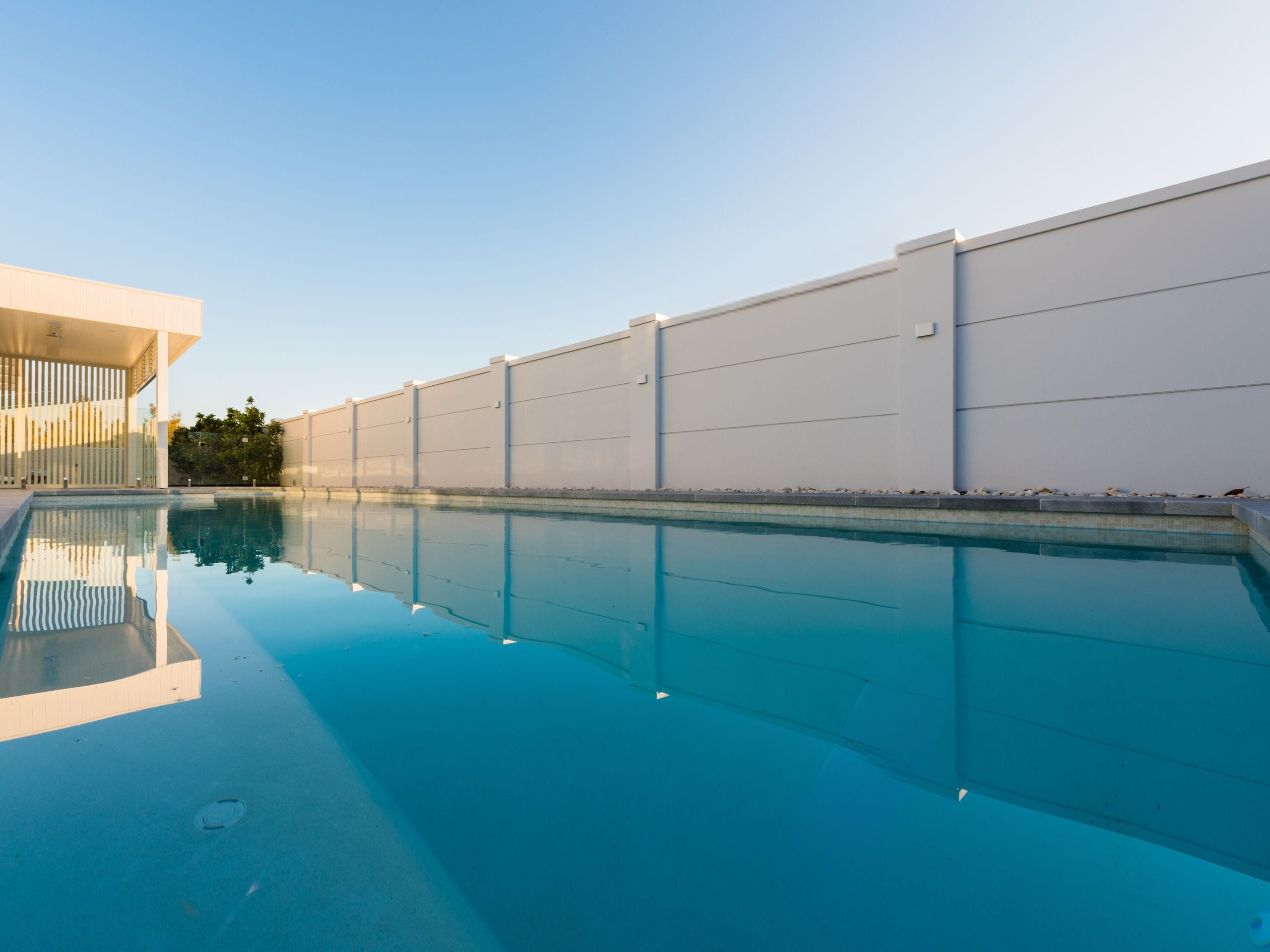 At this stunning project by Prestige Fencing, expressed joints add definition and an architectural edge to the pool wall.