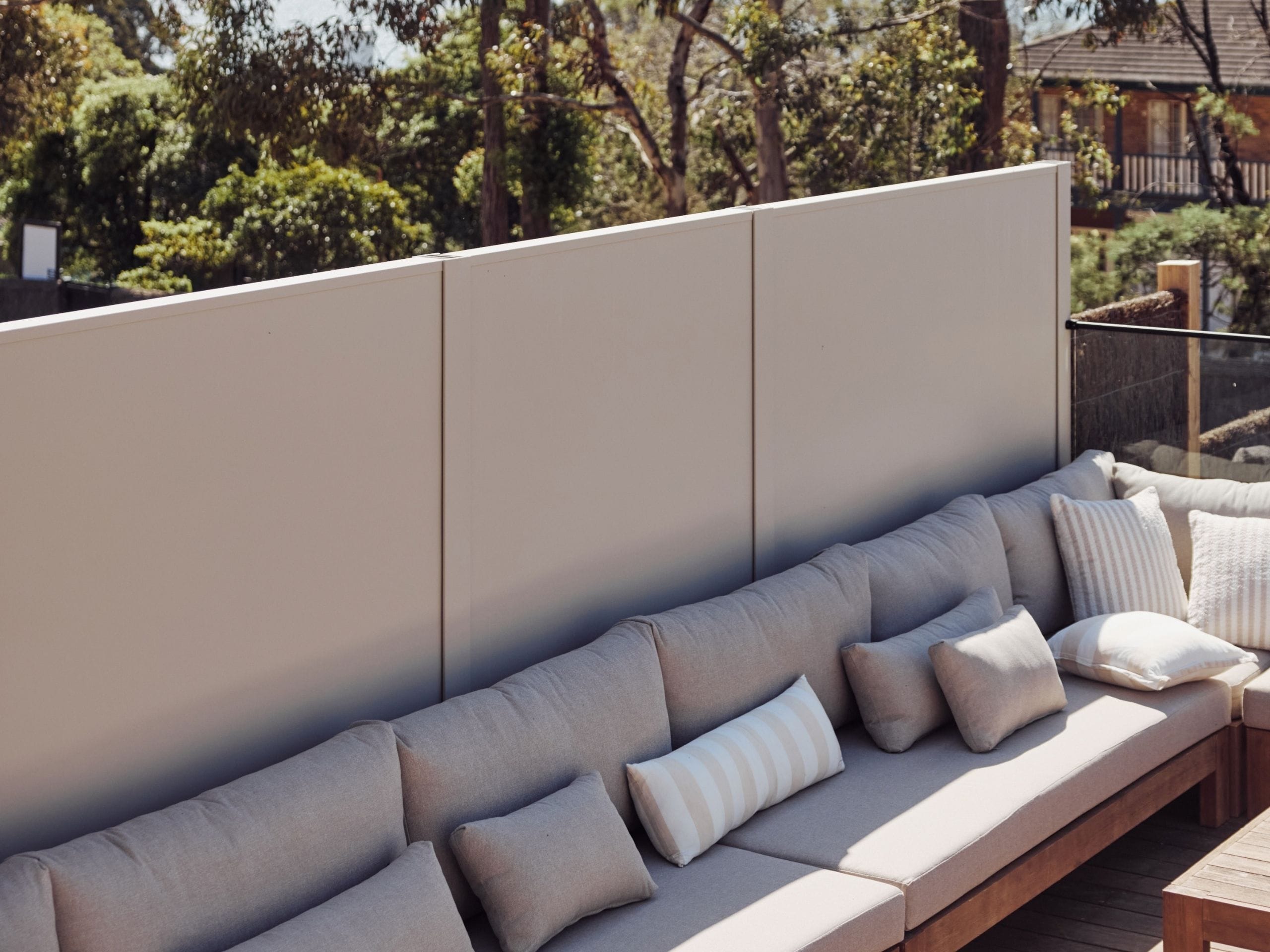 The TrendWall® boundary provides a calm backdrop to these stronger architectural details. It defines the poolside dining area and creates privacy, while allowing the stonework, curves and greenery to remain the focal points.